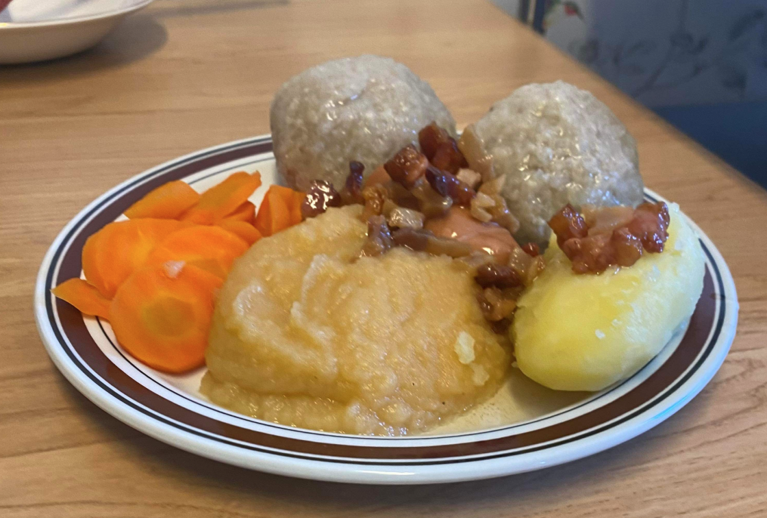 Saltfiskball med potet, kålrotstappe, gulrot og flesk. Grønnsakene og fisk selvfølgelig fra Smøla