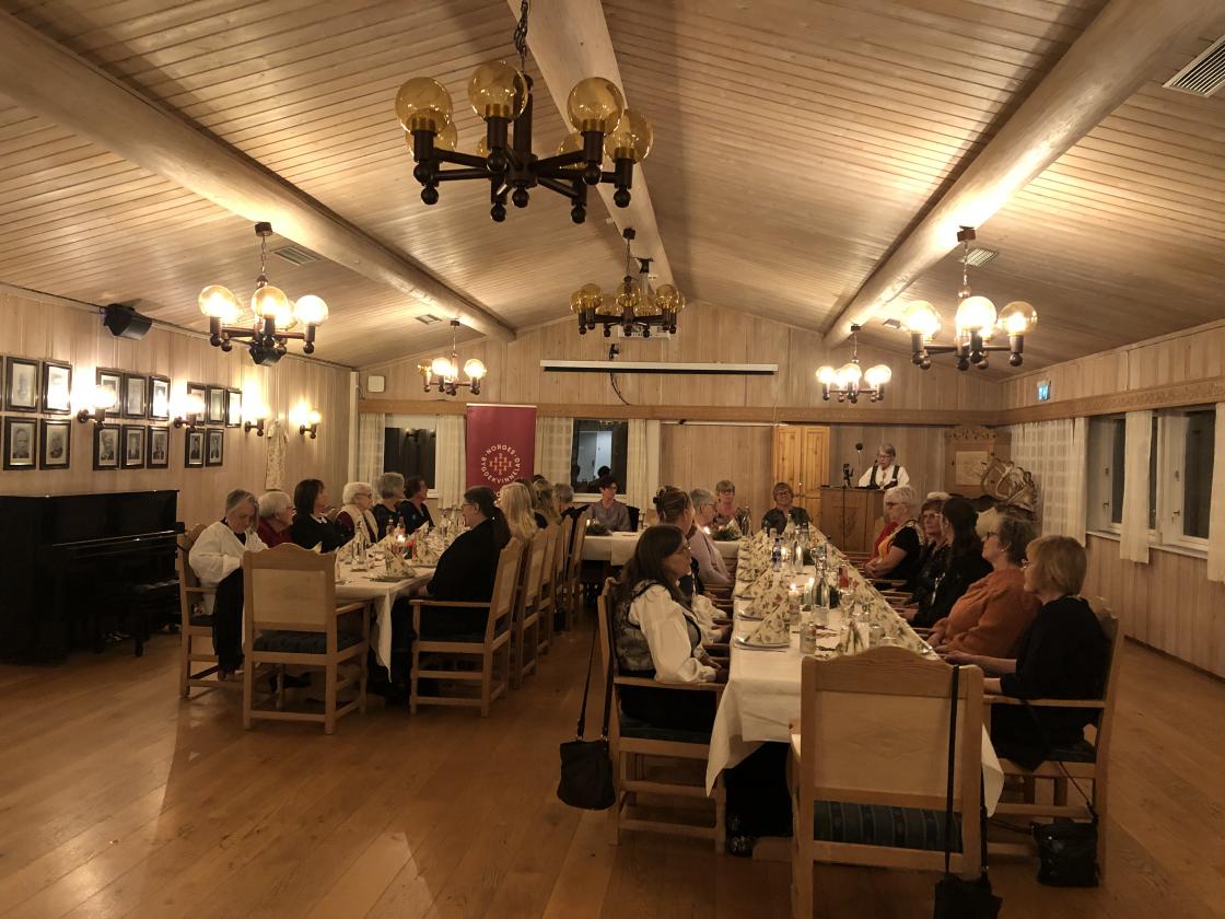 Gjestene på plass, Brynhild ønsker velkommen