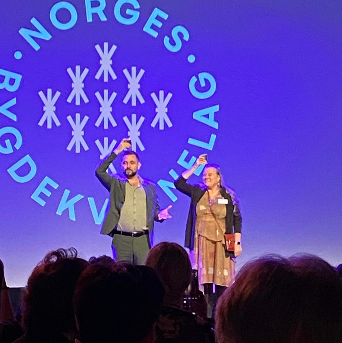 og flere måtte bidra som medhjelpere