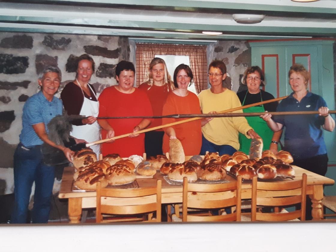 Kursdeltakere i bruk av bakerovn, Kurslærere Tora og Liv