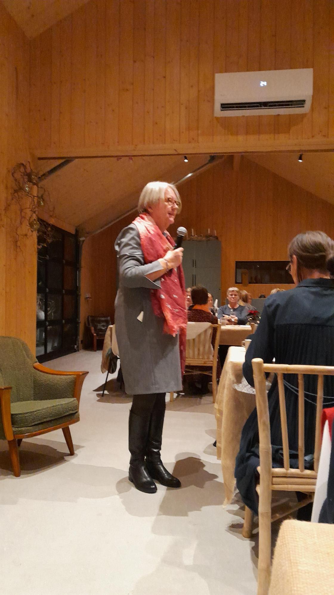 Kirsti leda oss gjennom kvelden