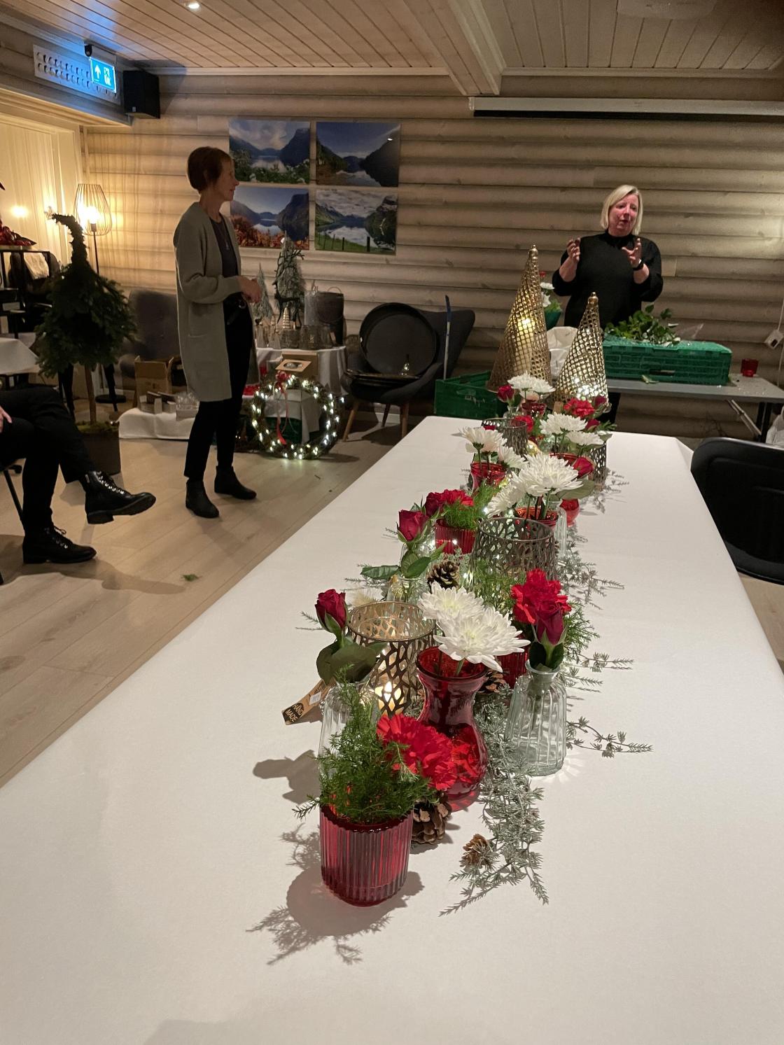 Storslagen bordpynt med nellikar og lys