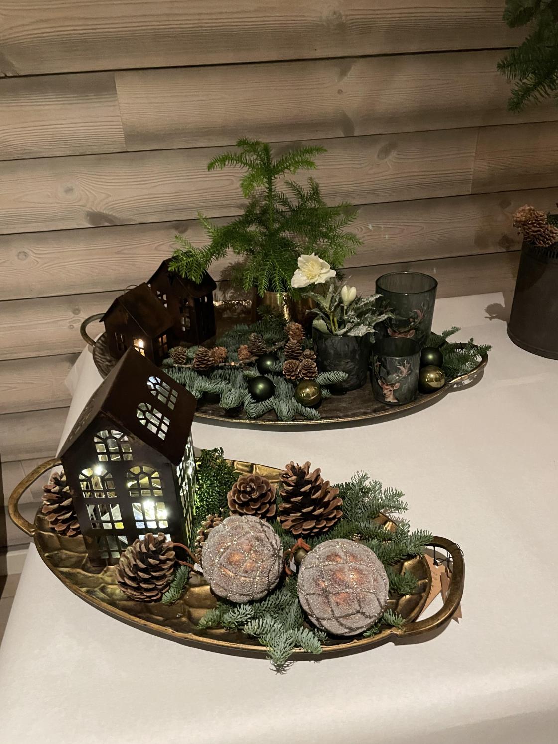 Fat med juledekorasjonar