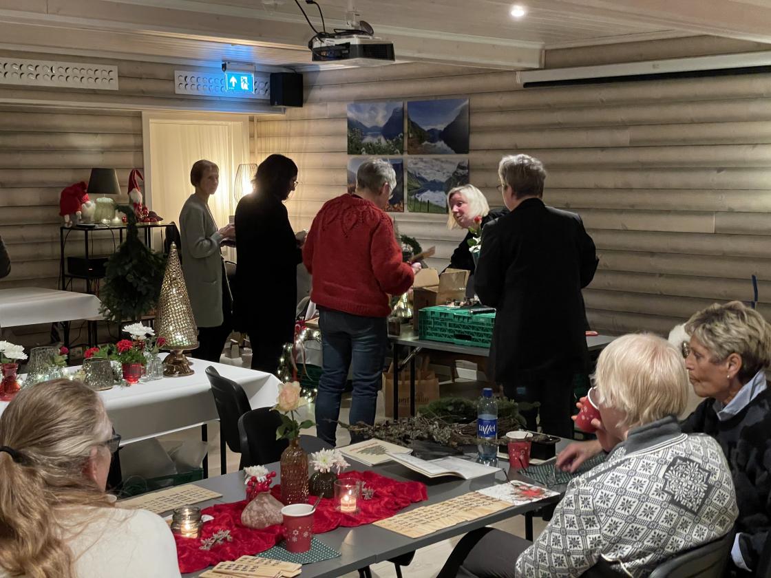 Publikum får kome fram og sjå nærmare på pynten og pynteutstyret