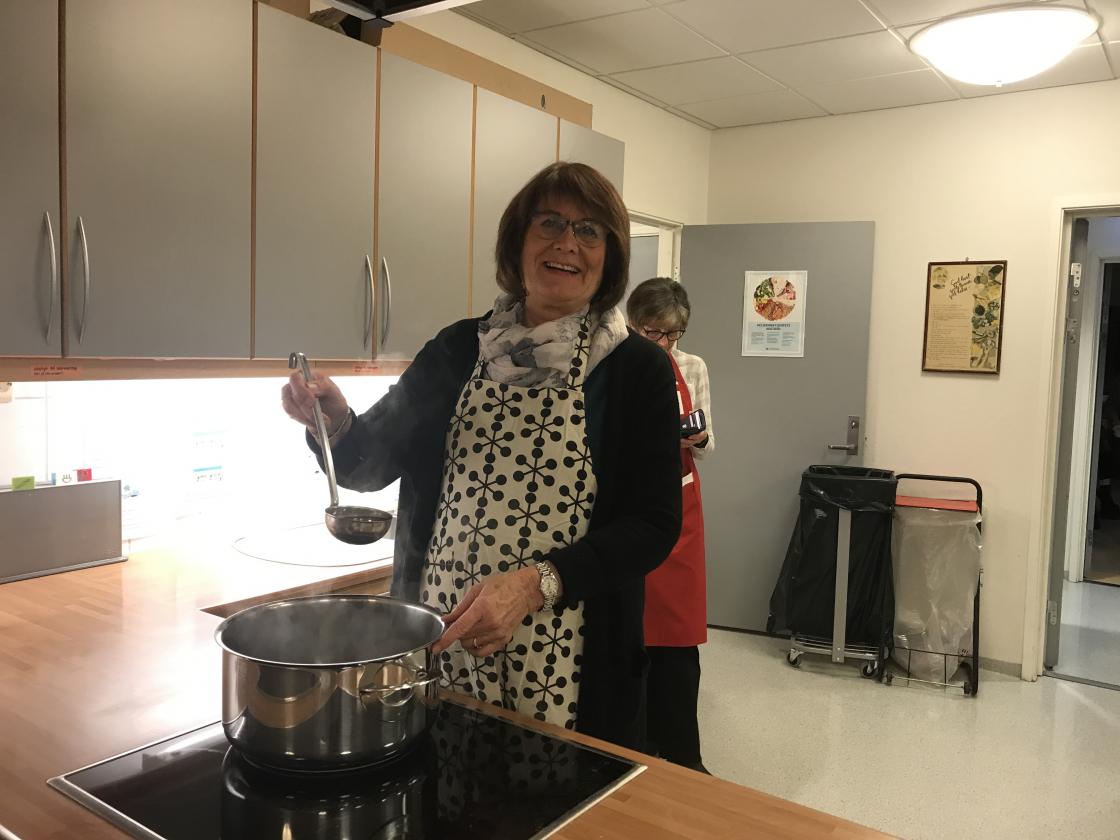 Velkomstgløgg serverte Bjørg.