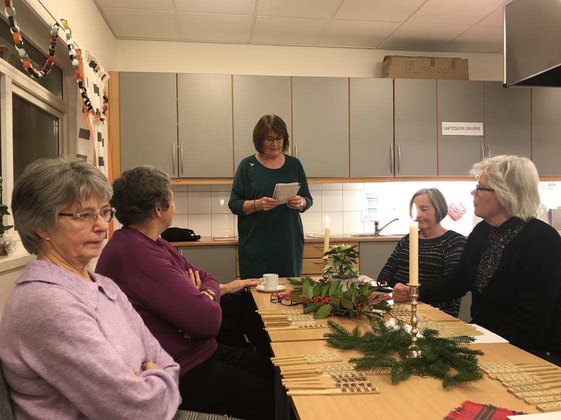 Bjørg stilte med julesongar og opplesing frå Alf Prøysen.