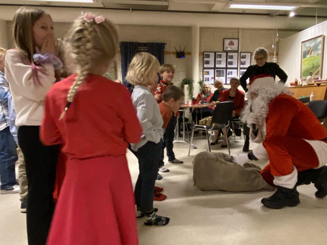 Julenissen kom på besøk på juletrefesten i fjor.