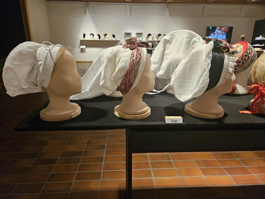 Konehuver frå Sogn, kvite med silkeskjerf