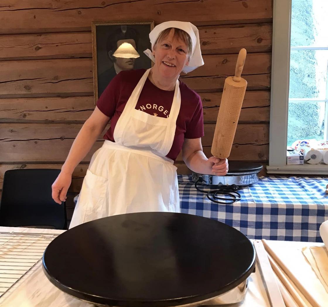 Baking av potetkaker med Nesset Bygdekvinnelag