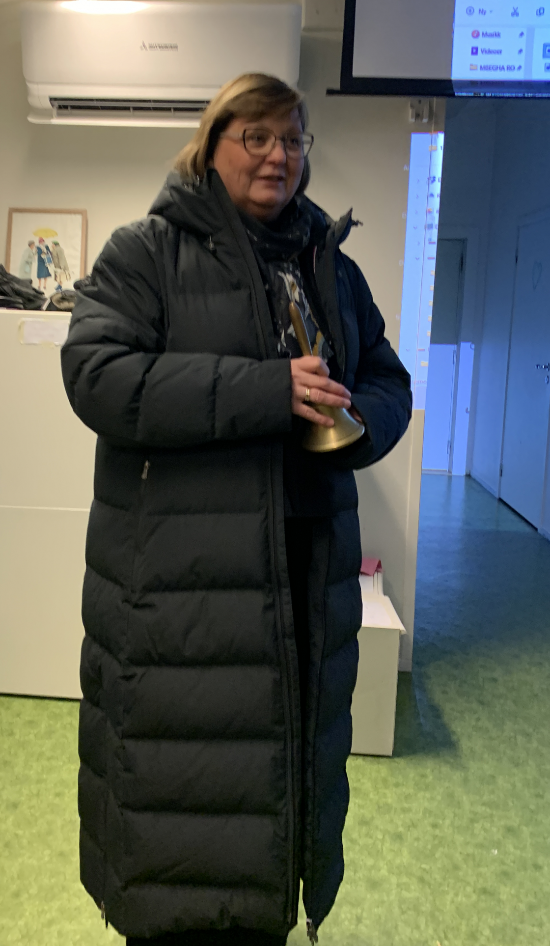 Mens leder, May Synnøve Næs Engen, anbefalte å beholde yttertøyet på under foredraget