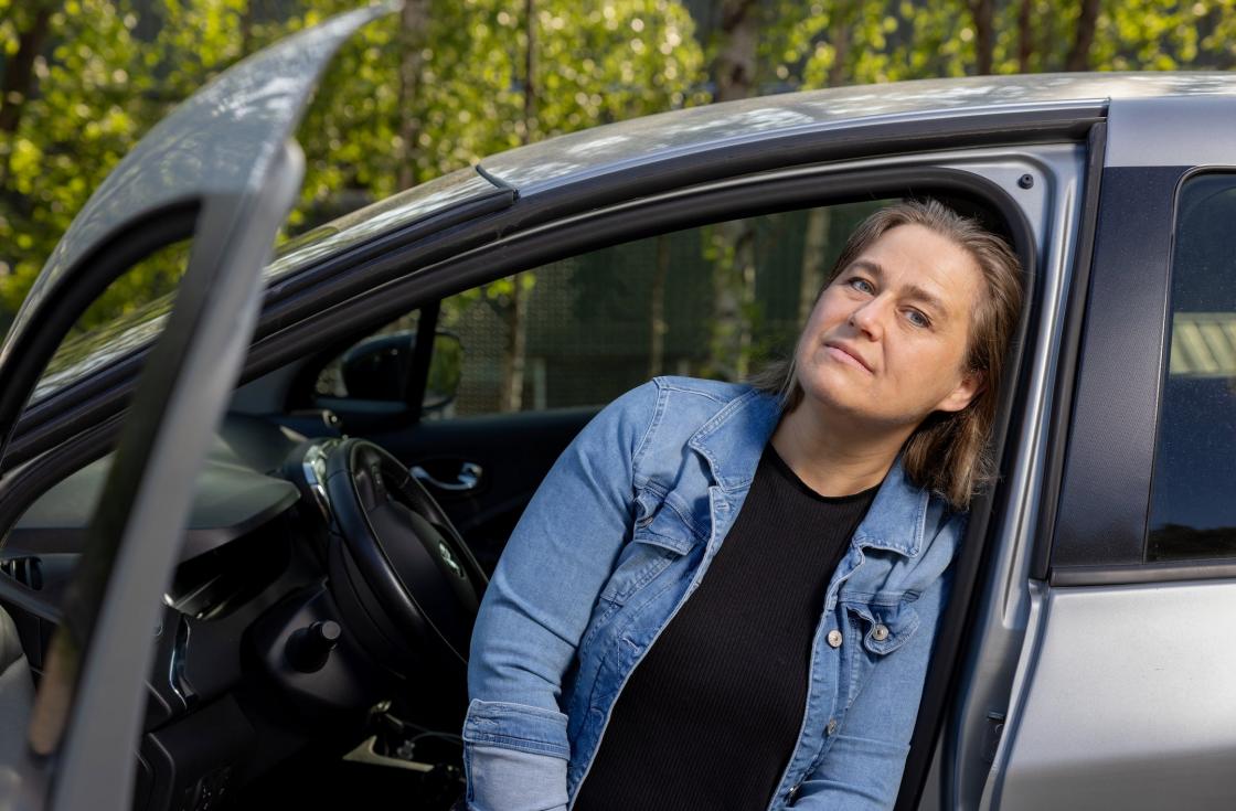 Bilete av Olaug Nilssen i ein bil