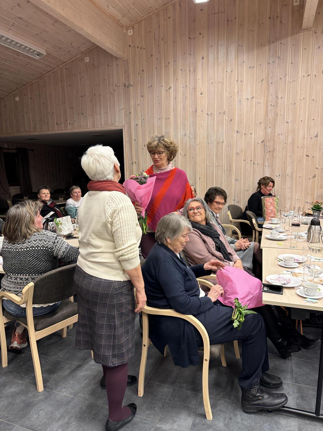 Frøydis fikk blomst for sin innsats med leverandøravtalene for bunaden