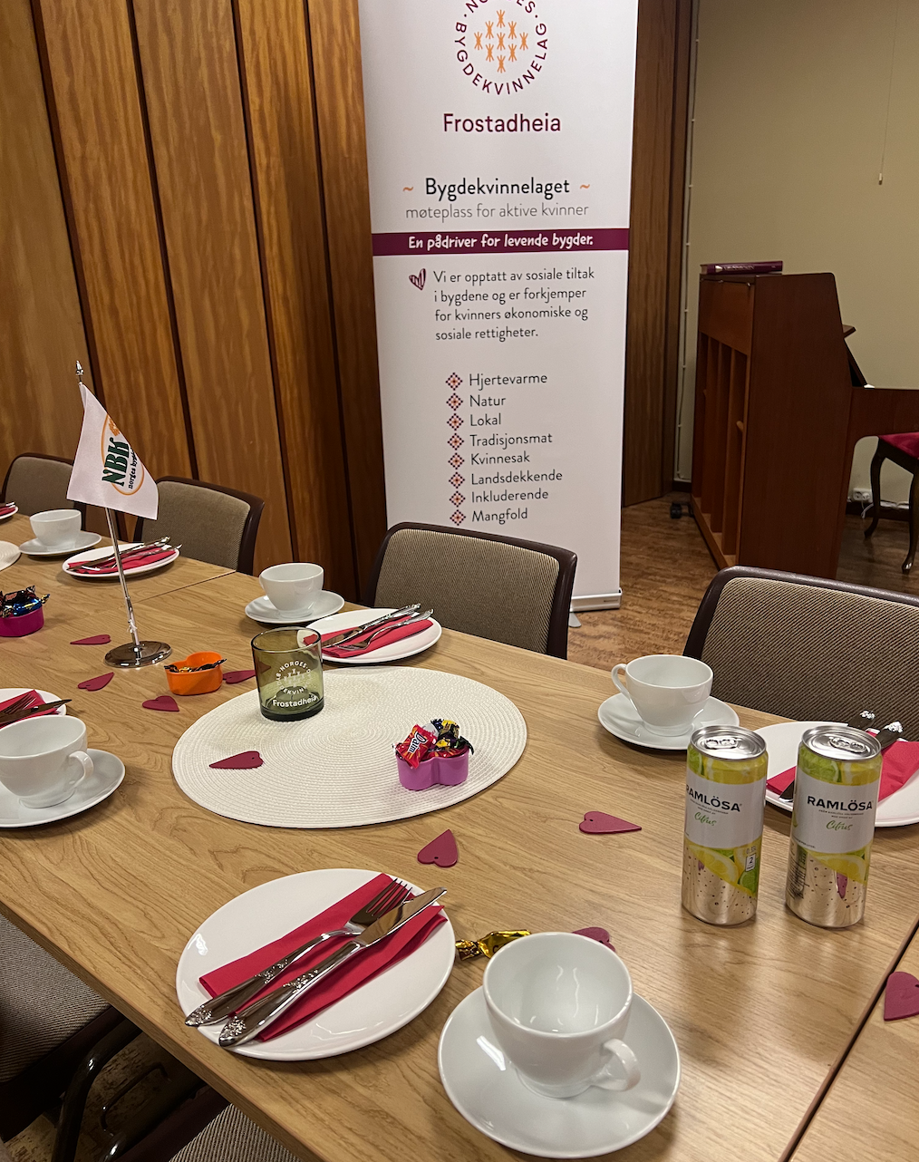 Valentinbordet og rolluppen vår. Klare for innrykk.