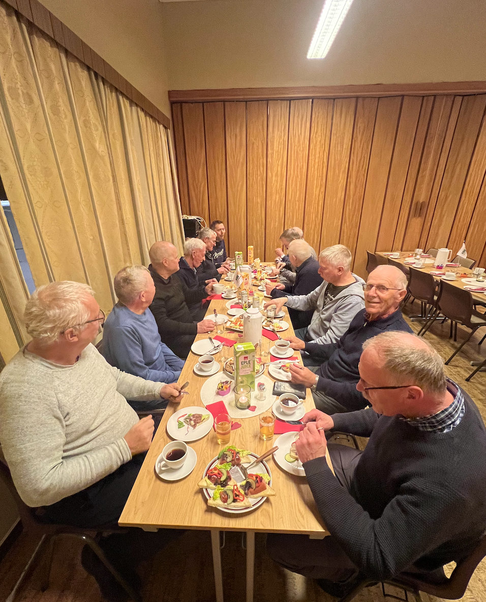 Fornøyde karer samlet til kveldsmat