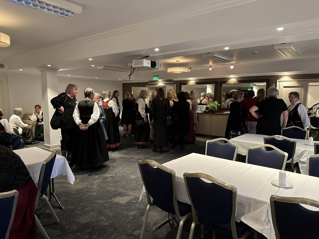 Praten går høylydt mens vi venter på festmiddag