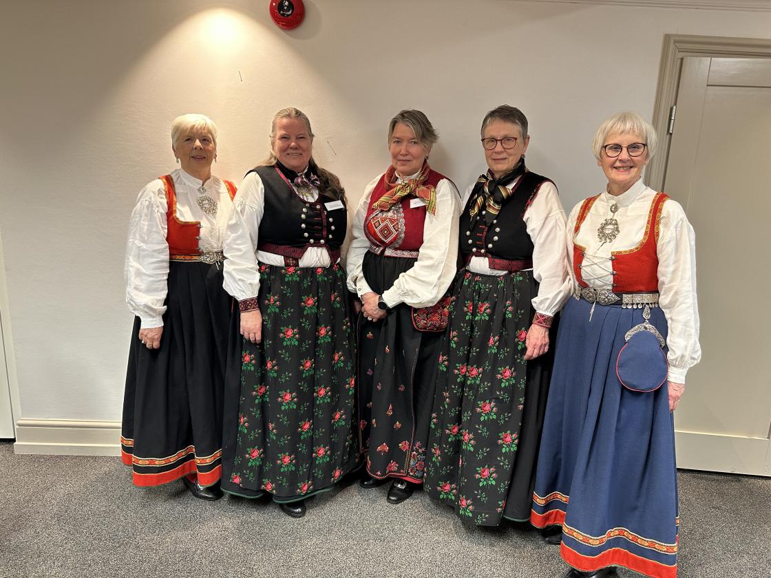 Et siste bilde av det gamle styret pyntet i bunad