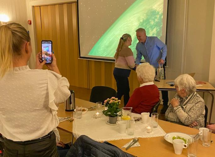Marit Samland takker Trond Gulliksen for interessant Freia historie