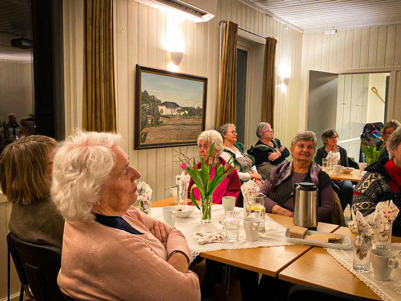 Damene lytter til de fristende helse-reisene
