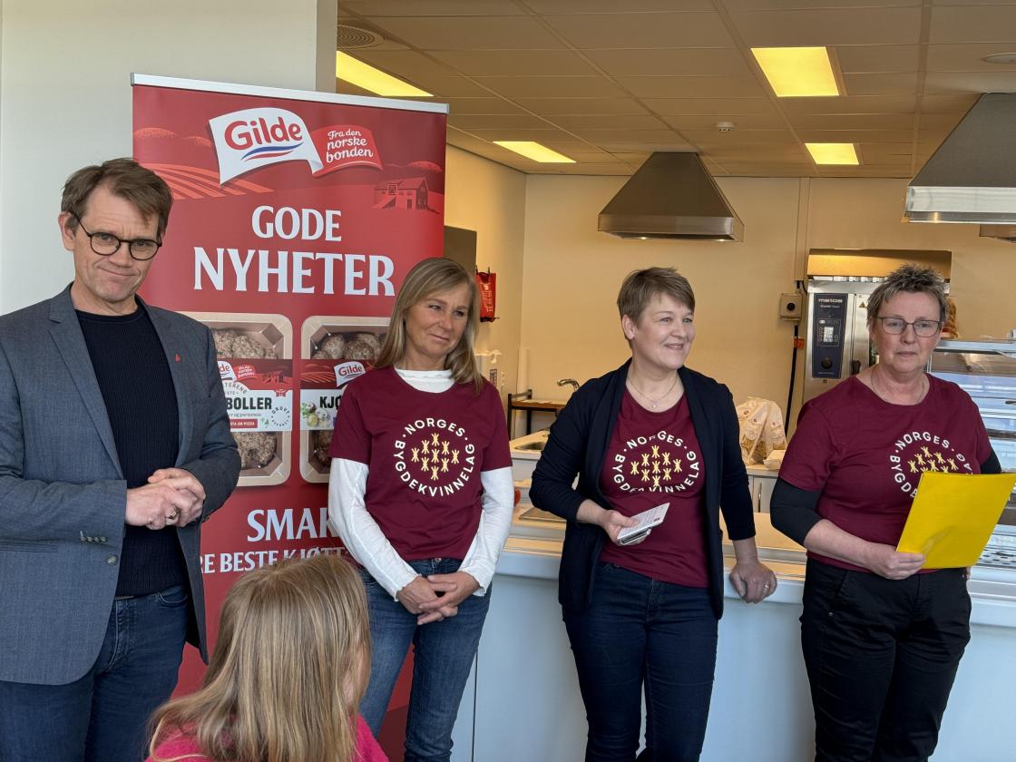 Varaordfører Geir Roger Borgedal (Ap) med Helena Frogner, Sanna Røhr og Inger Amb i Ringsaker Bygdekvinnelag.