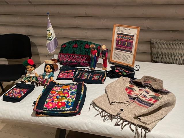 Bord med dukker, jakker og anna handtverk frå Guatemala