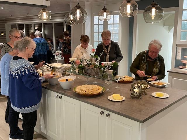 Bygdekvinner forsyner seg med mat