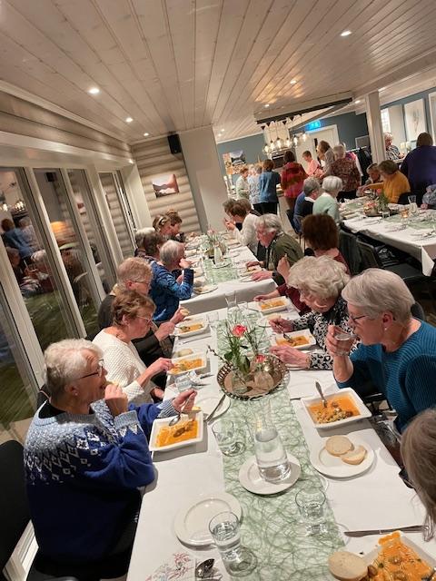 Bygdekvinner rundt mange langbord