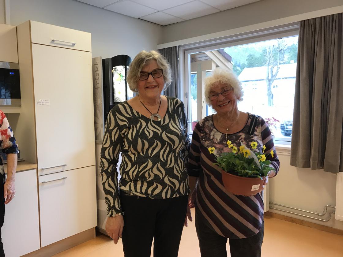 Astrid fekk påskeblomster frå Bygdekvinnelaget.