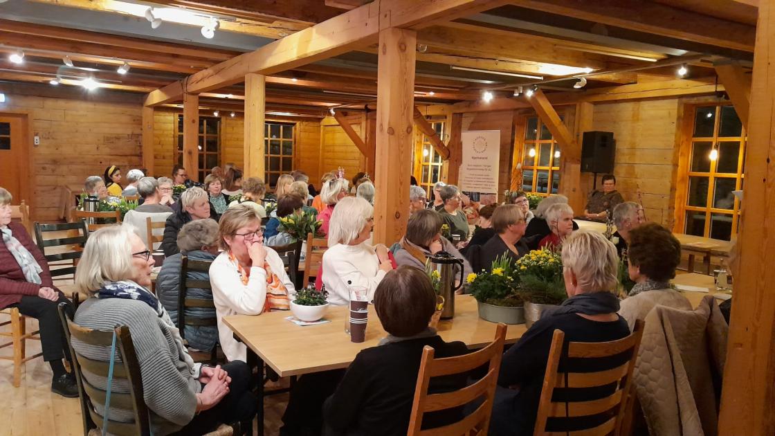 blomstene blei lodda ut og fargelegger heile forsamlingen