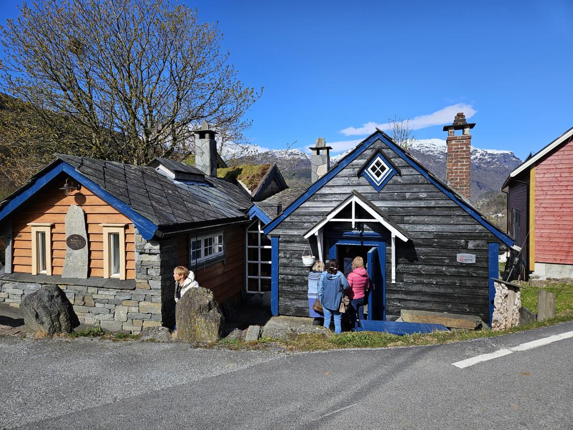 Fykse gard, gamle hus, kvinner utanfor