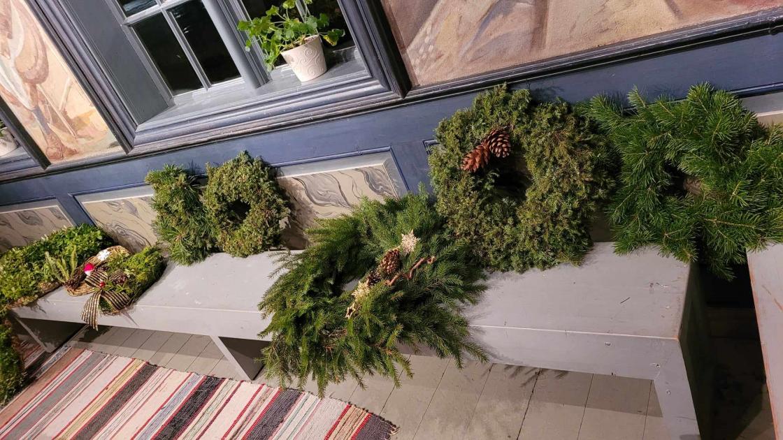 Julekranser på en benk