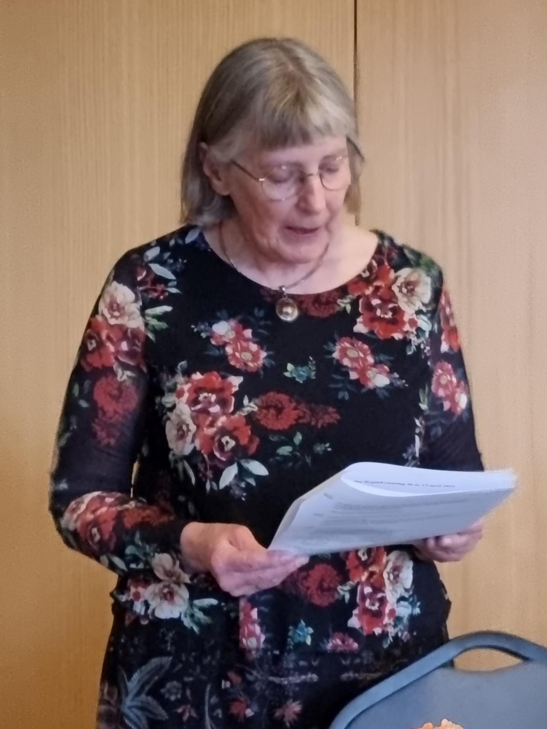 Kvinne leser opp jubileumsberetning