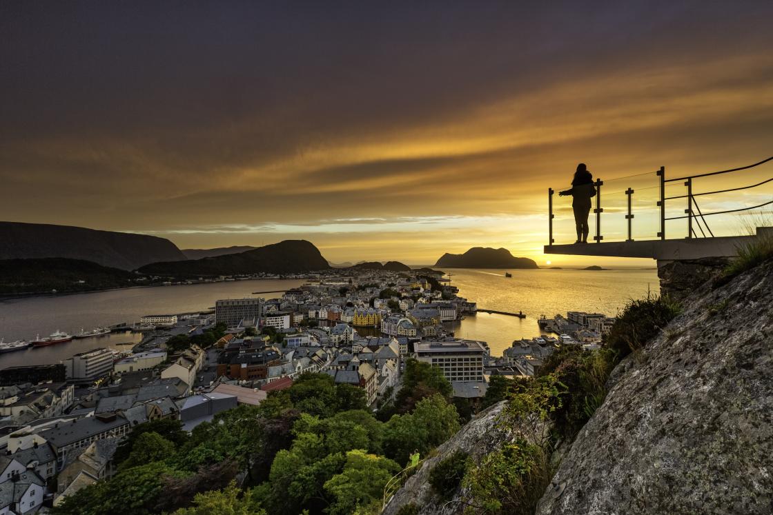 Utsikt over Ålesund by fra Byrampen. Foto: Arnfinn Tønnesen.