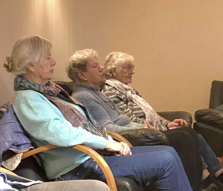 Bygdedamene lytter til foredraget