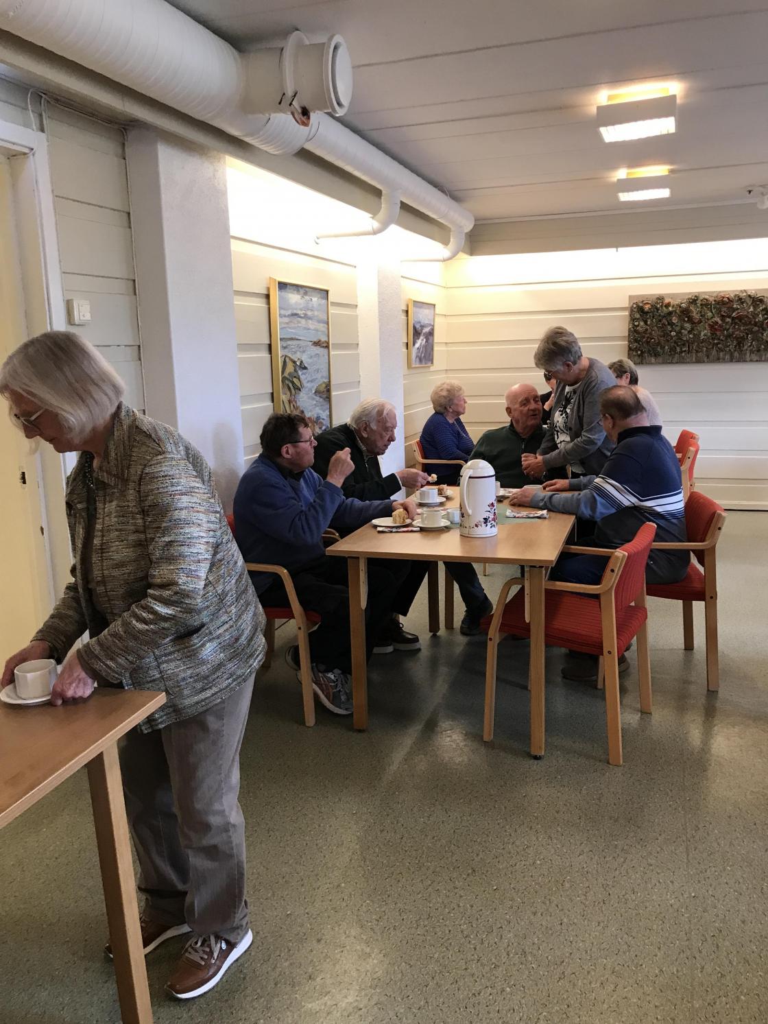 …og praten går.