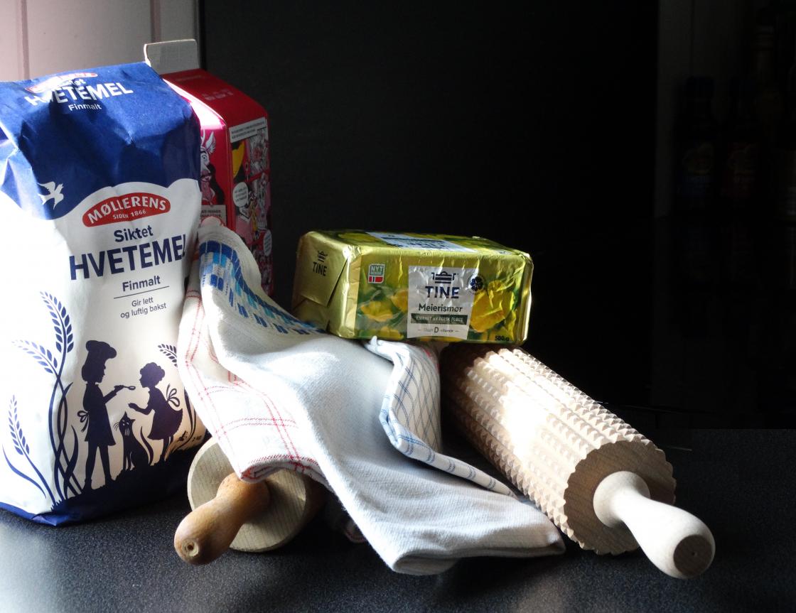 Mel, smør, kjevle og kjøkkenduk