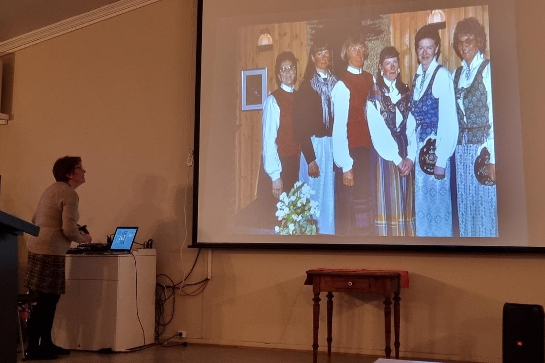 Gammelt foto på lysbildeskjerm