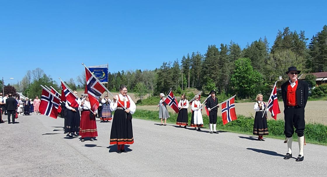 Flaggborgen foran Hillestad Promenadeorkester
