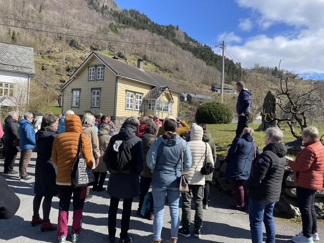 Mange damer på tur.