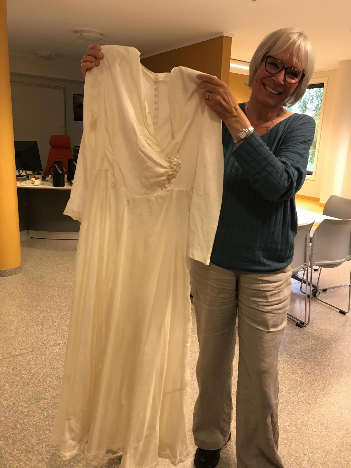 Vigdis med brudekjolen til mora, sydd i Valldal like etter krigen.