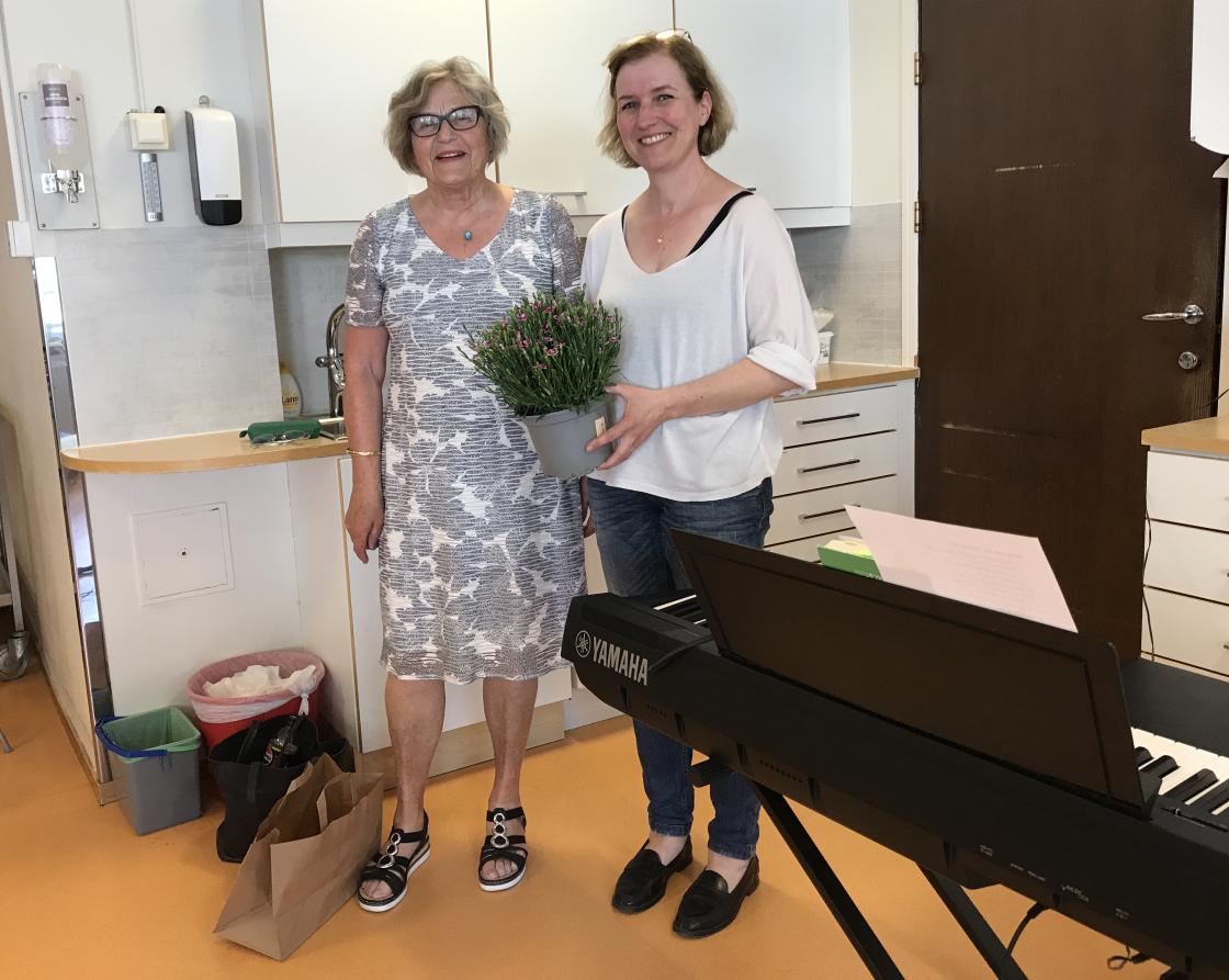 Carolin som alltid stiller opp og spelar fekk blomsterhelsing frå Vbk.