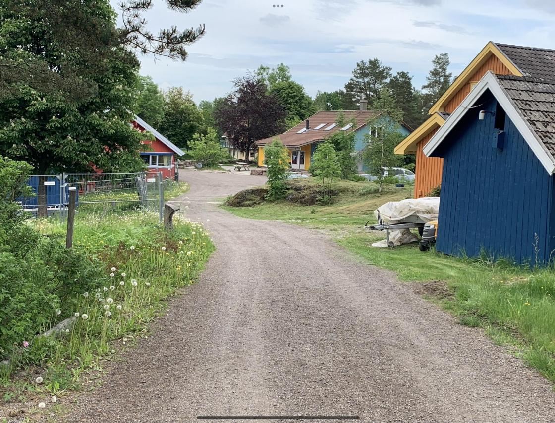 Vidaråsen har mange hyggelige bygninger