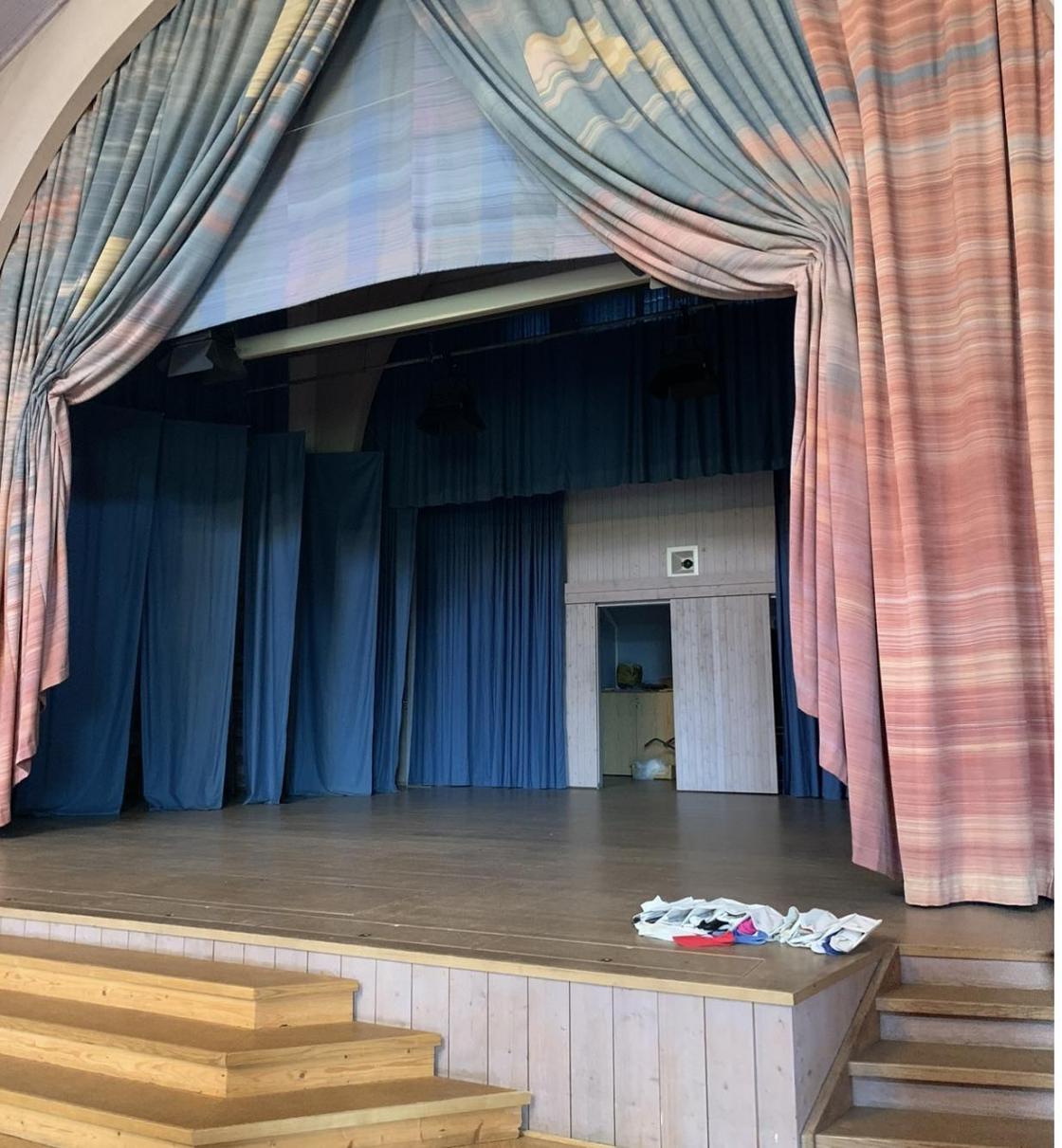 Kulturlivet står sentralt i landsbyen, der menneskene som bor her får prøve andre sider av seg selv i fellesskapet