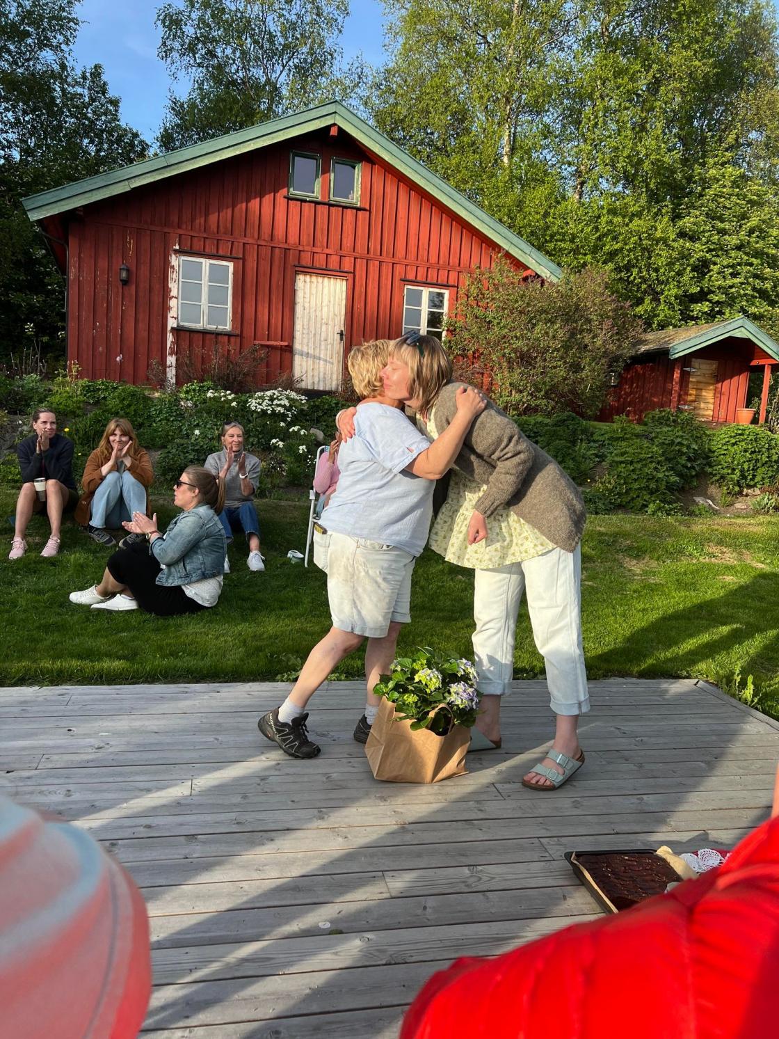 Kursholder fikk til slutt overakt en flott takkeblomst.