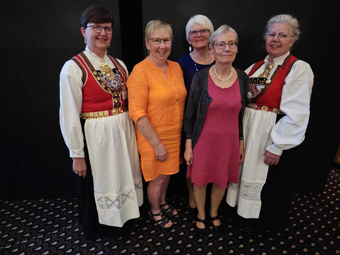 Kvinner i festklede, to i Hardangerbunad