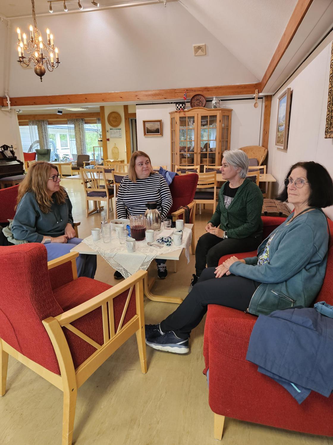 Kvinner rundt eit bord