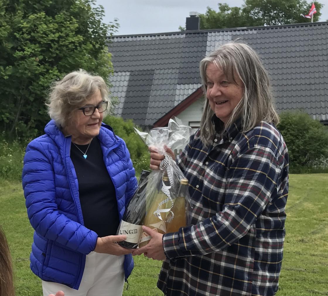 Solveig overrekte vertinnegåve frå Lingebakken.