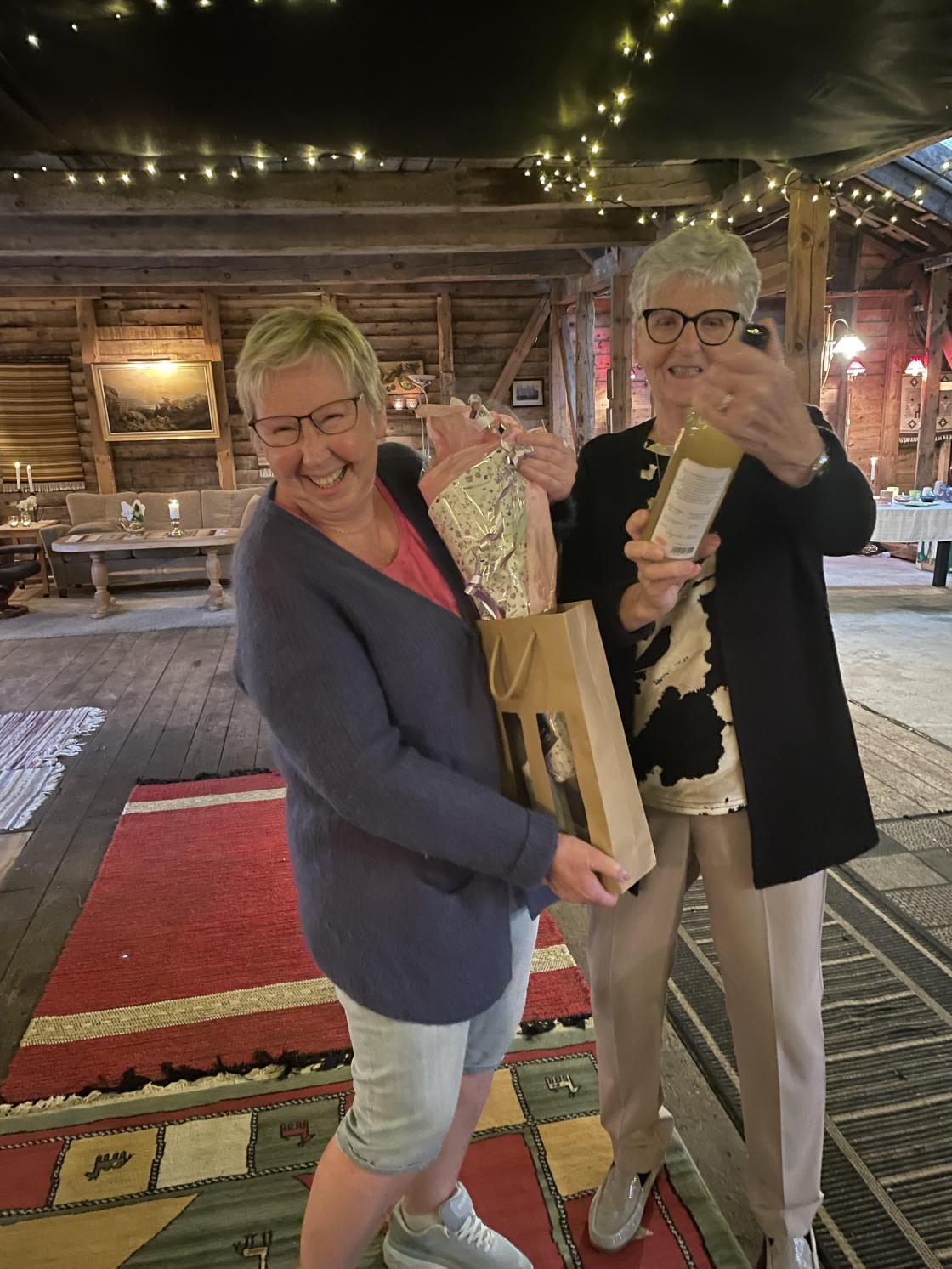 Brita fekk ei gåve som takk for at me fekk være hjå ho.