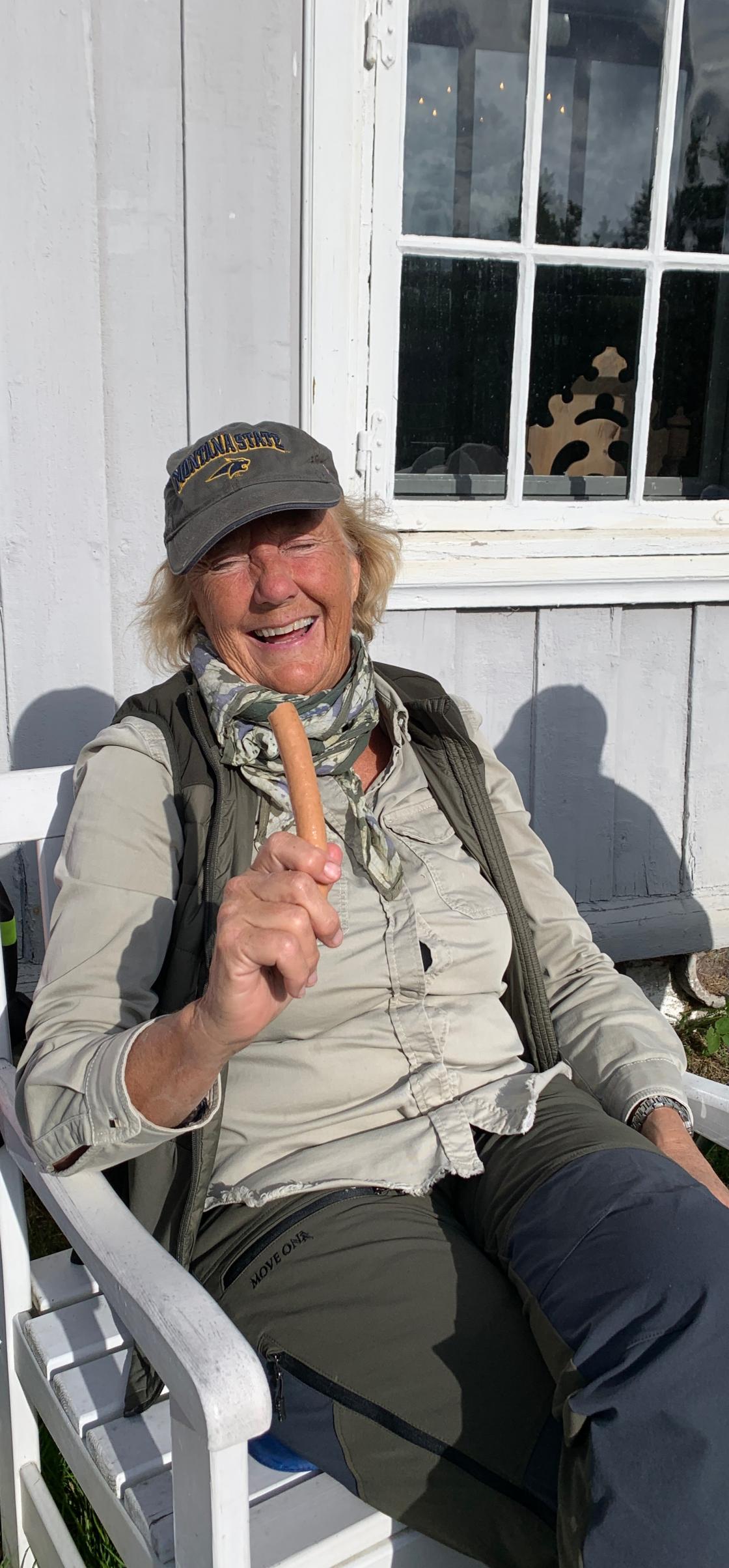 Matpause først - med medbragt - Anne Burdahl hadde med grillmat som ble inntatt kald