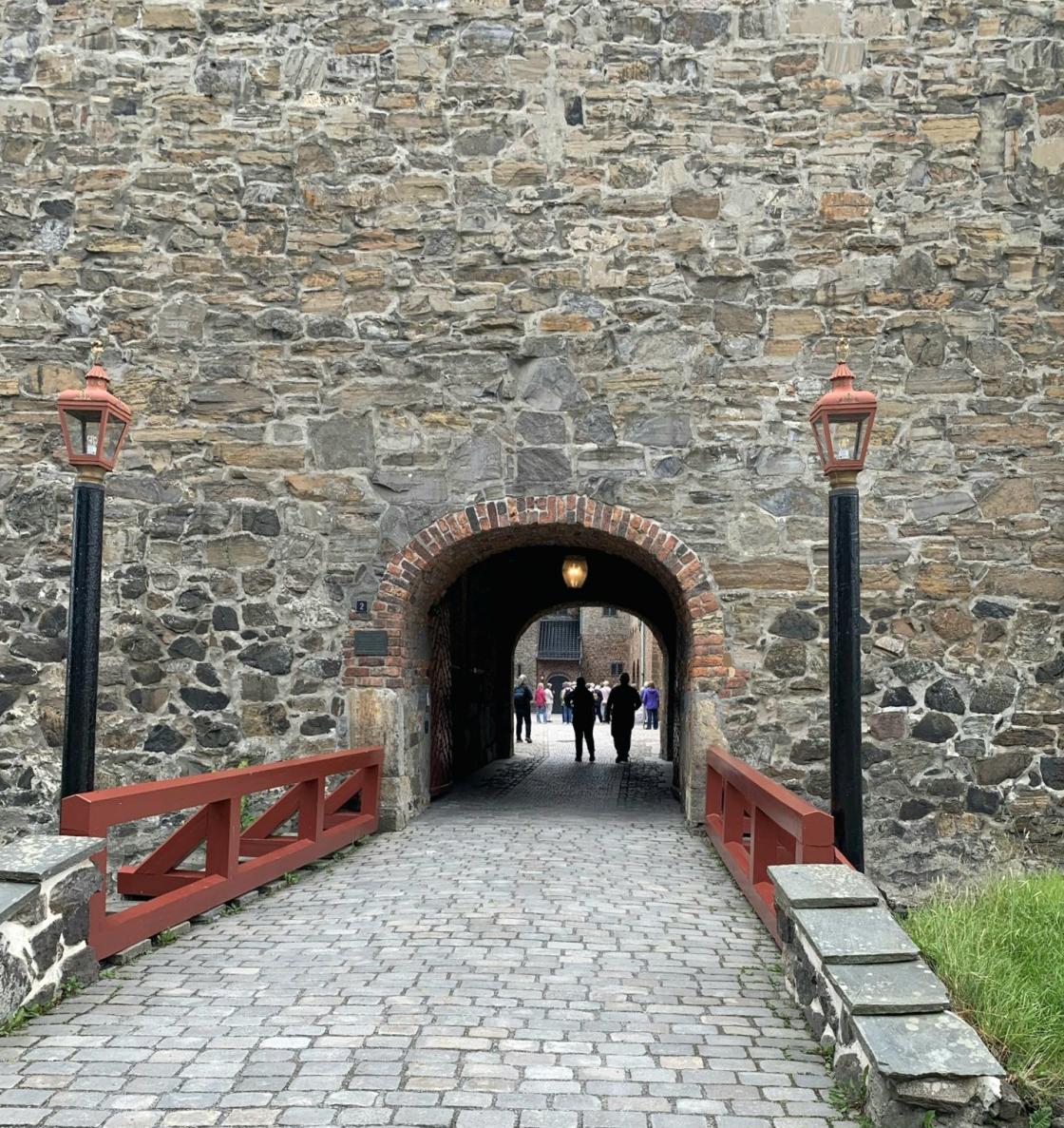 Stein på stein, fantastisk byggverk som opprinnelig ble bygget på 1200 tallet, en middelaldersk kongeborg