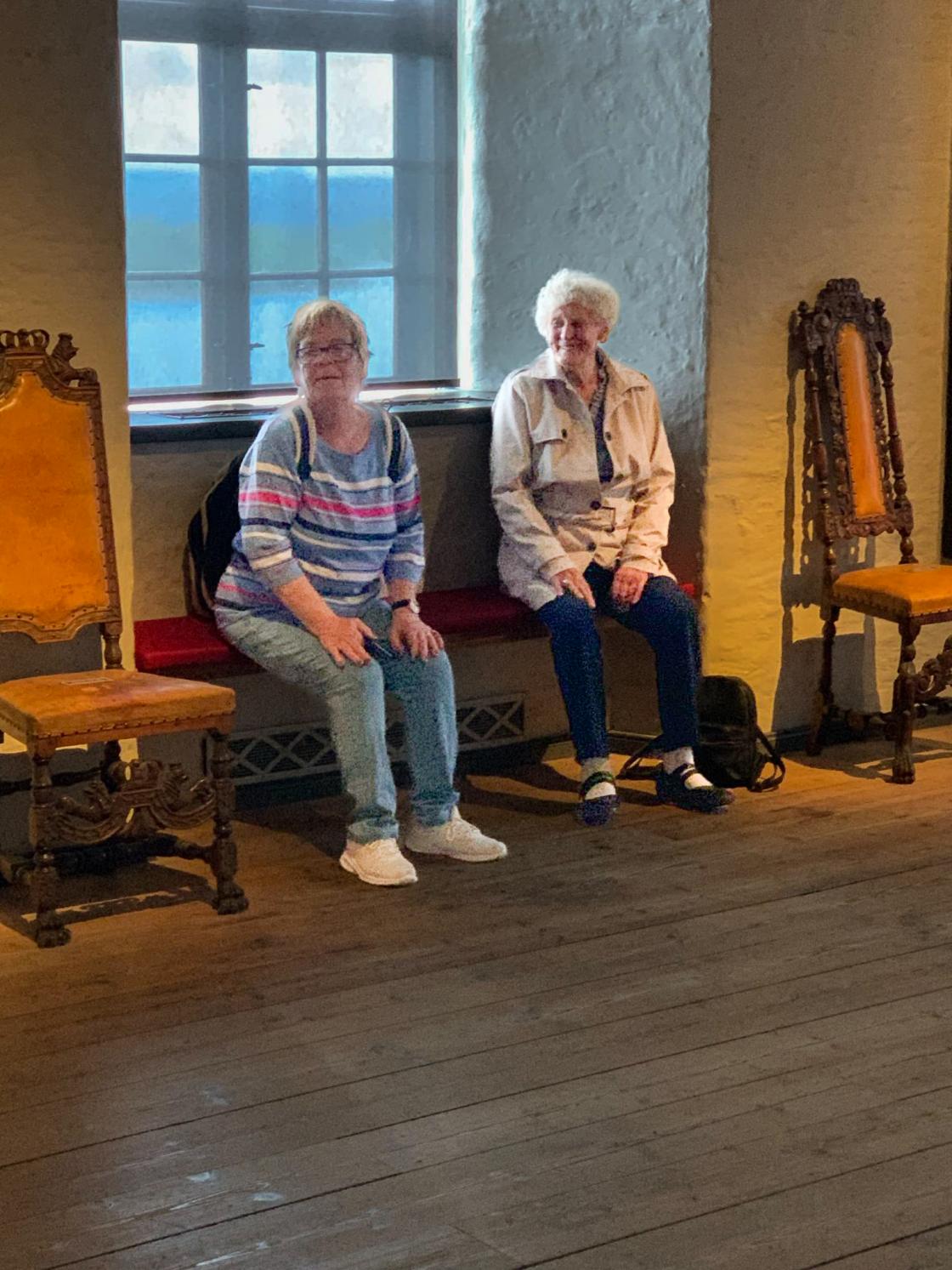 Godt med pause fra alle trapper opp og ned, Agnetha Karlson og Berit Hansen